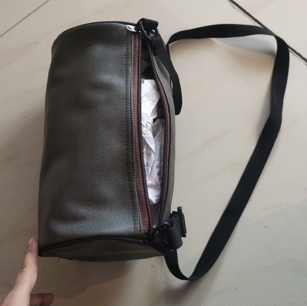 Soft leather cylinder sling bag light weight - Picture 3 of 9